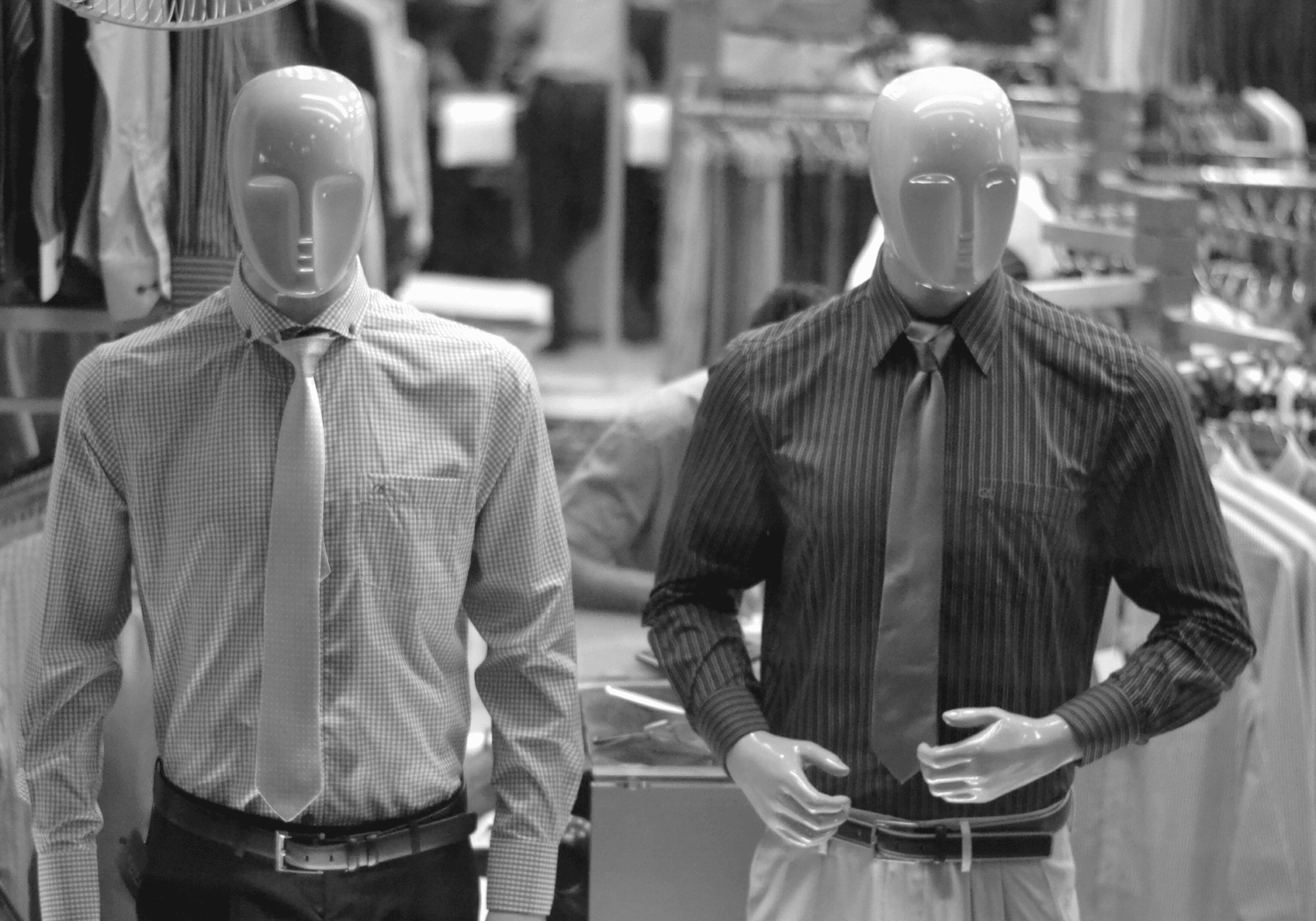 Körpersprache Mann: Mannequins in unterschiedlicher Pose – symbolisiert die  unterschiedliche und souveräne Körpersprache im Verkauf 