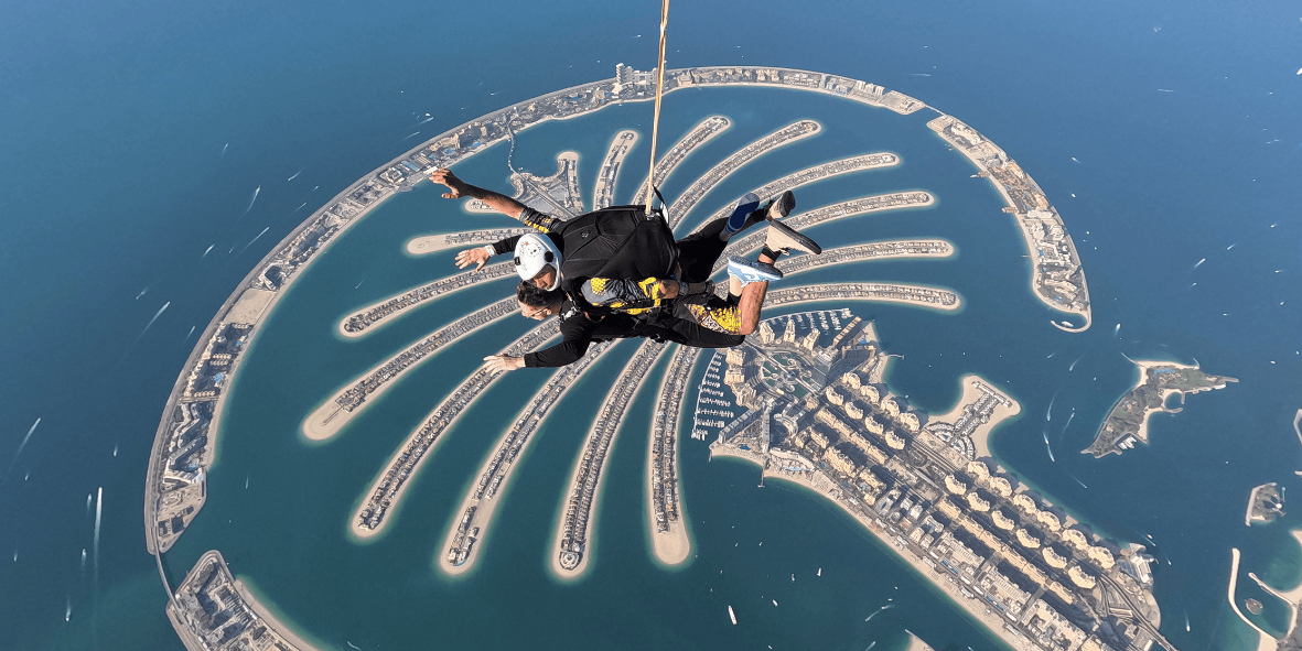 Philipp Kuhn beim Fallschirmspringen in Dubai