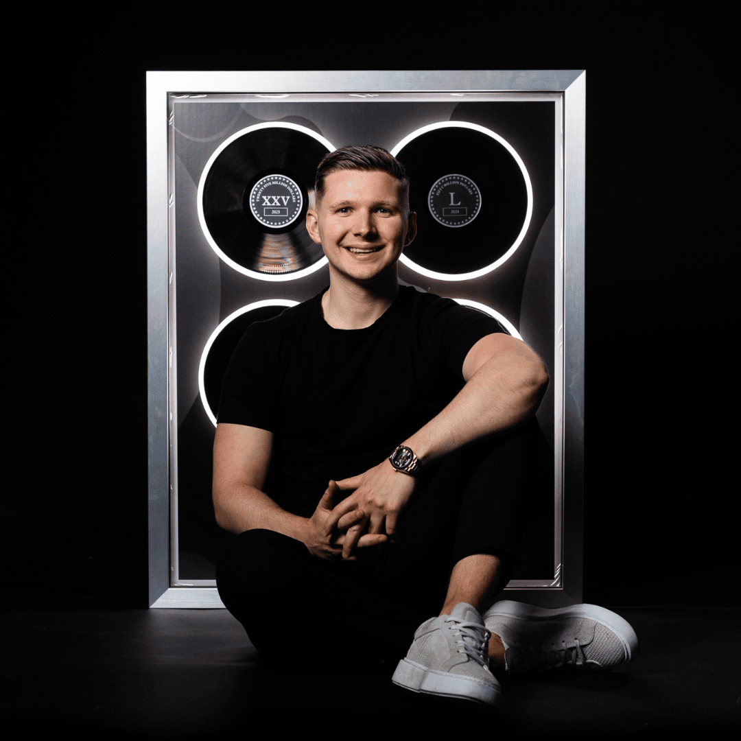 Philipp Kuhn vor dem "Two Comma Club Award"
