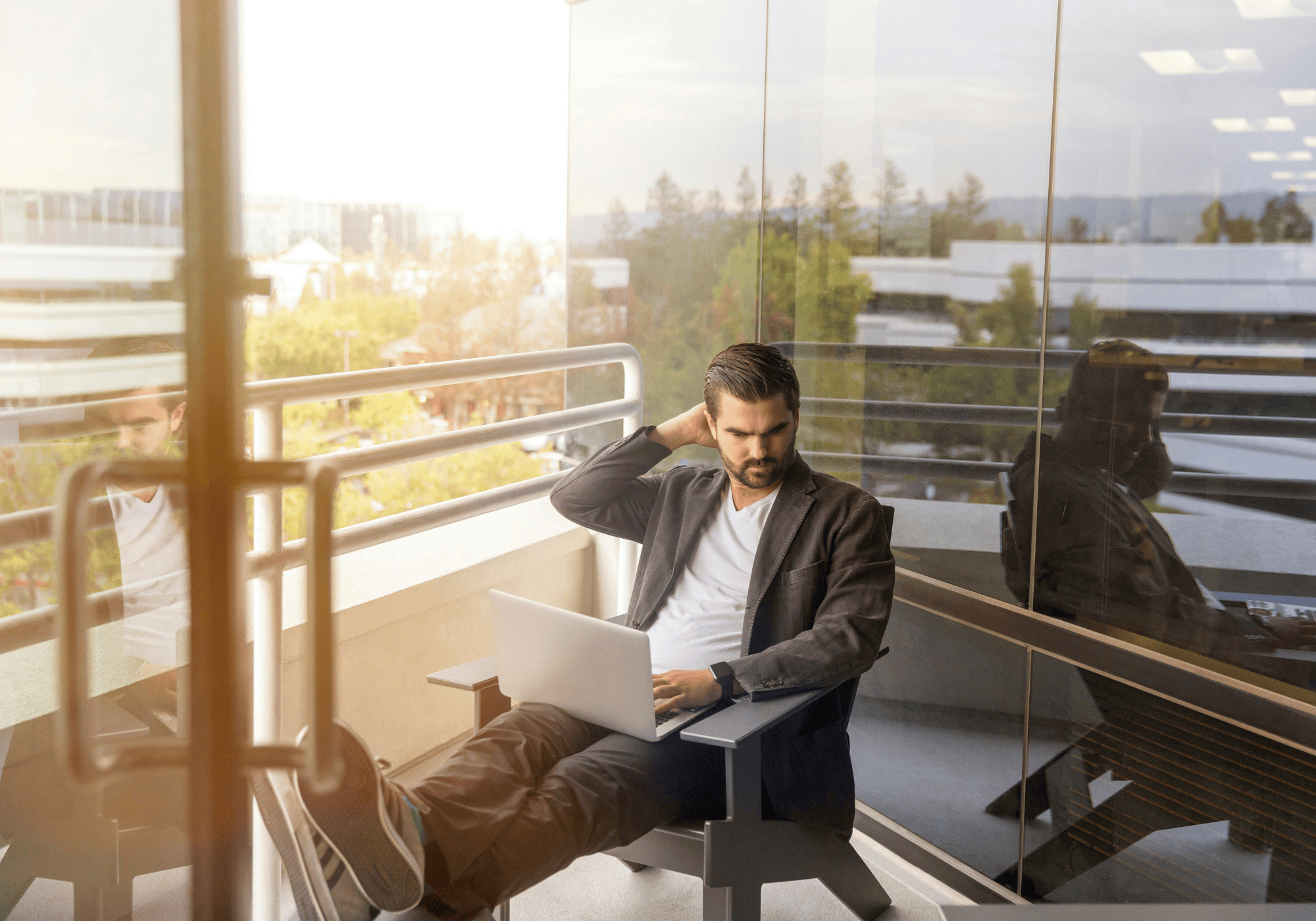  Remote Closing: Ein Mann sitzt mit einem Laptop auf einem Balkon